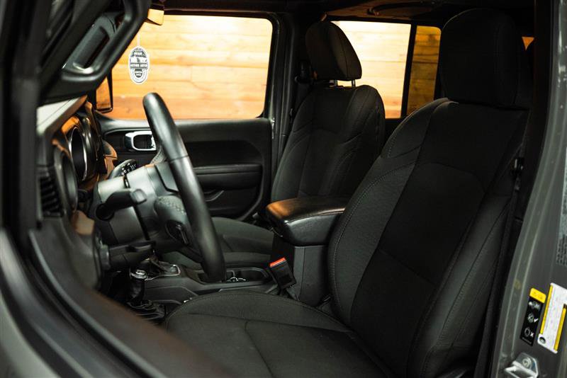 Used 2025 Jeep Wrangler Unlimited Sahara AWD/4WD image 9