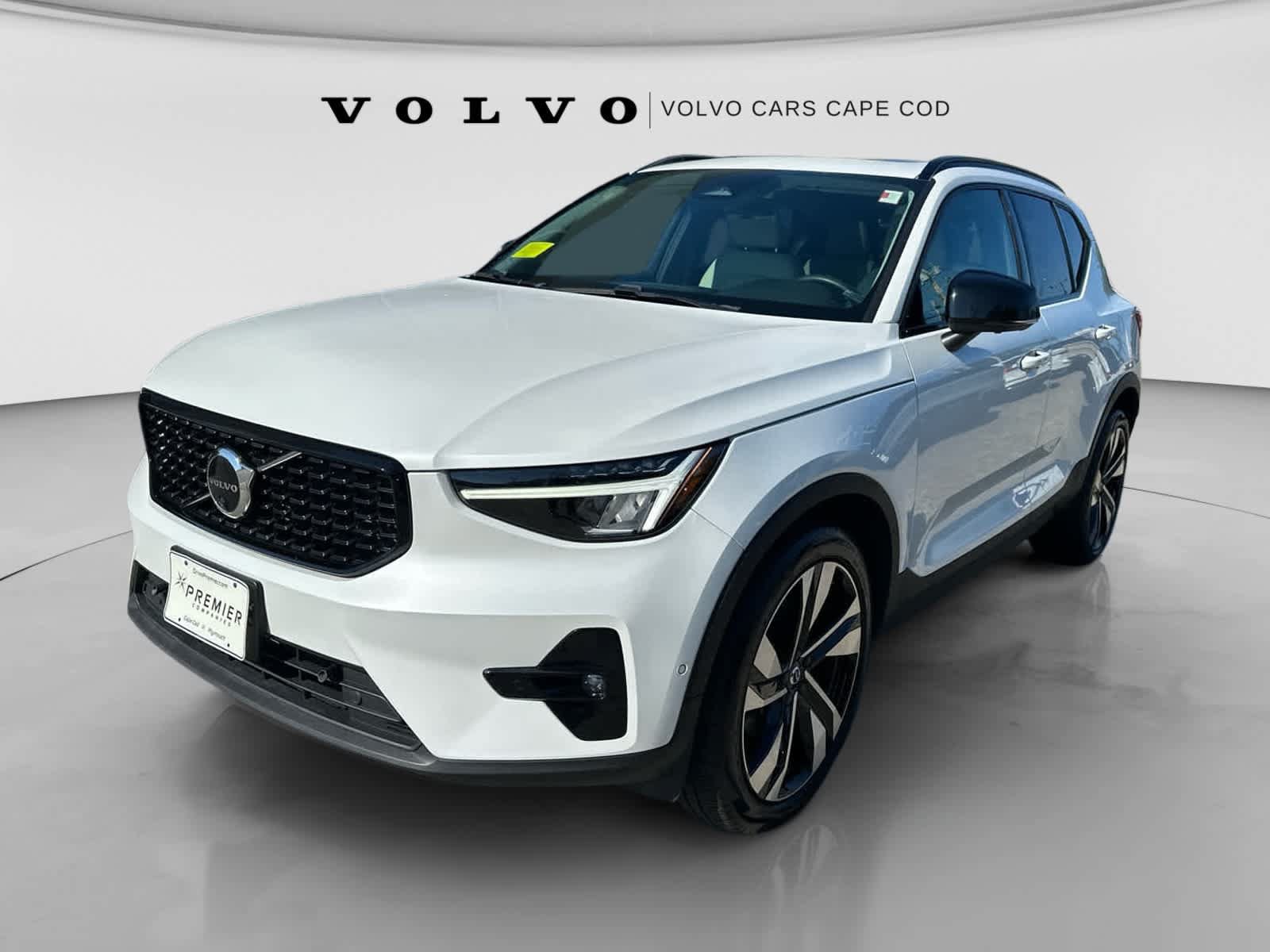 Used 2023 Volvo XC40 B5 Plus w/ Driver Assist Package AWD/4WD image 3