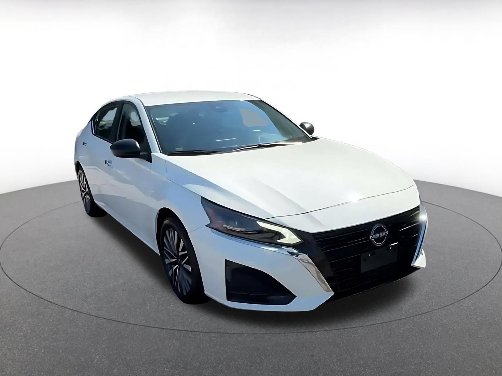 Used 2025 Nissan Altima 2.5 SV FWD image 3