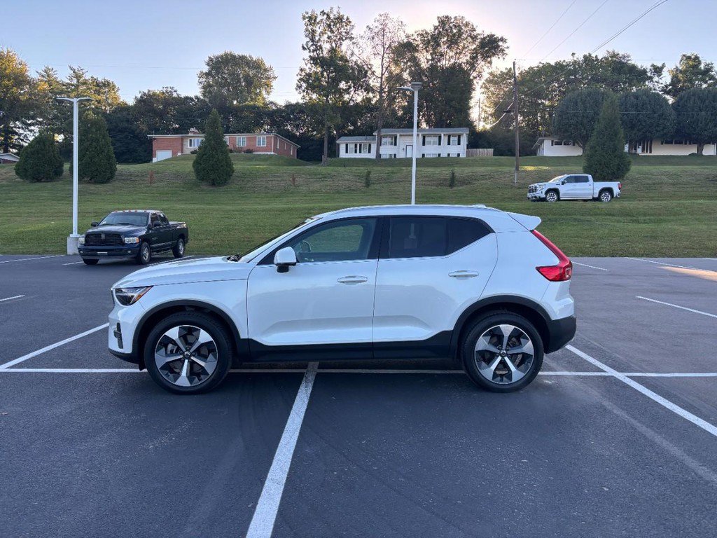 Used 2023 Volvo XC40 B5 Plus AWD/4WD image 6