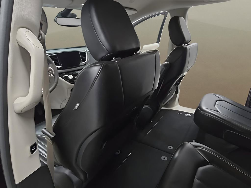 Used 2023 Chrysler Pacifica Touring-L image 14