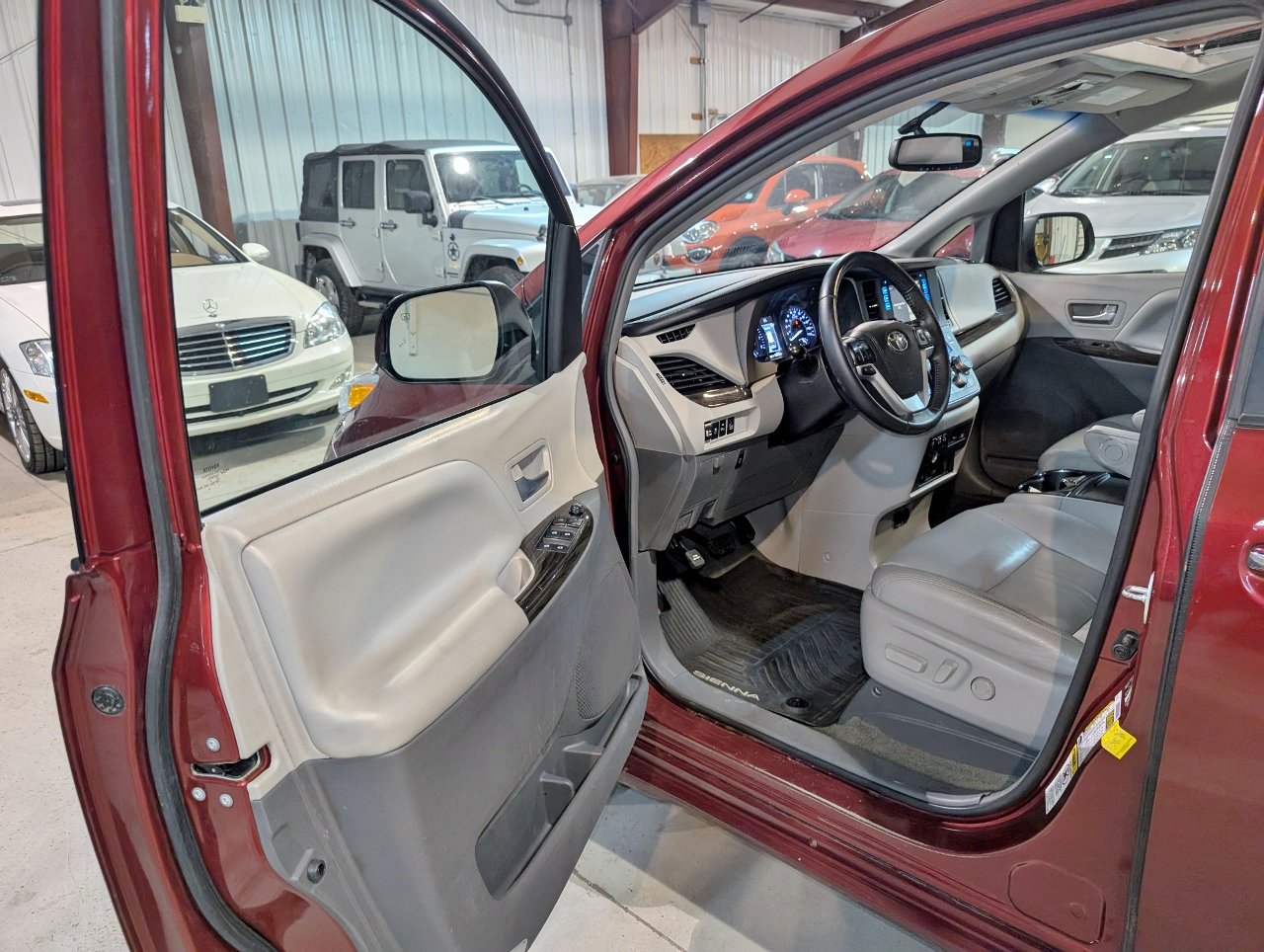 Used 2017 Toyota Sienna XLE Premium image 16