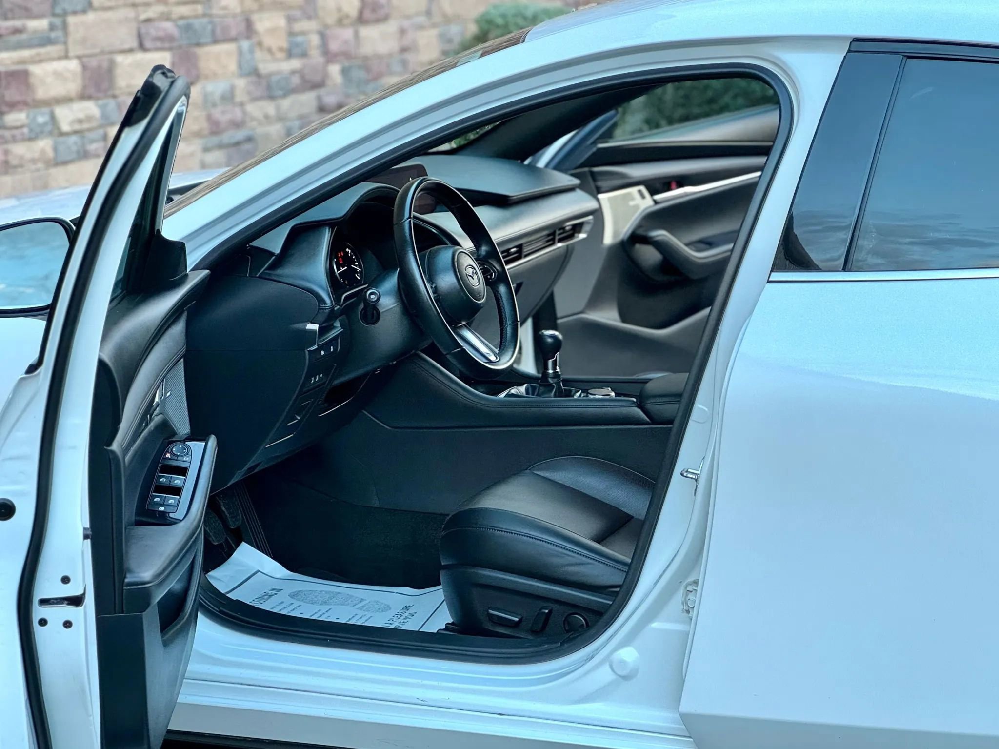 Used 2025 MAZDA MAZDA3 2.5 S Hatchback w/ Premium Pkg image 9