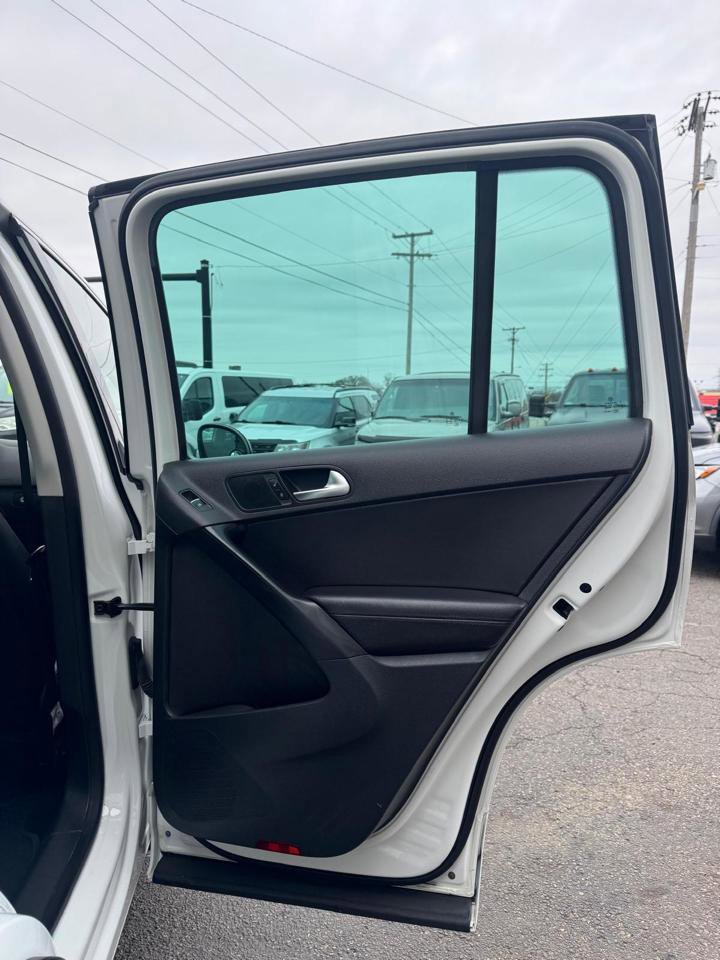 Used 2017 Volkswagen Tiguan Sport image 18