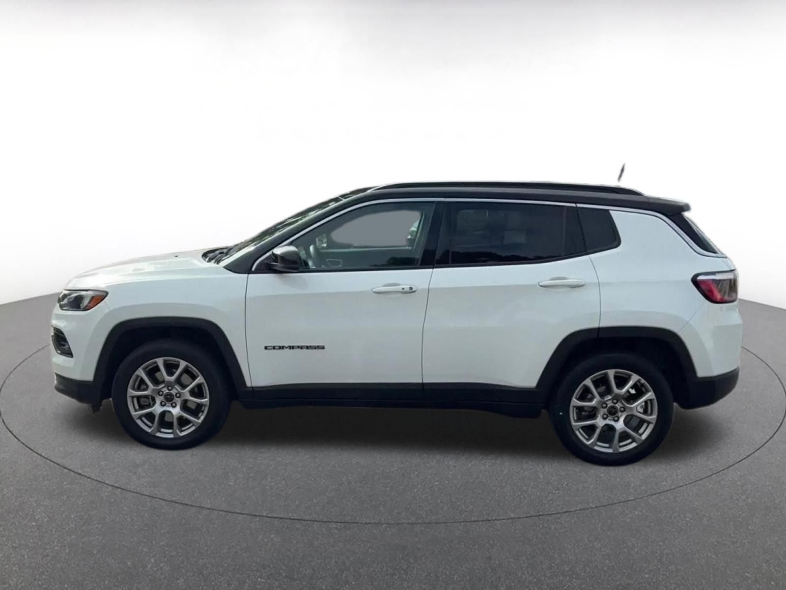 Used 2025 Jeep Compass Limited AWD/4WD image 9