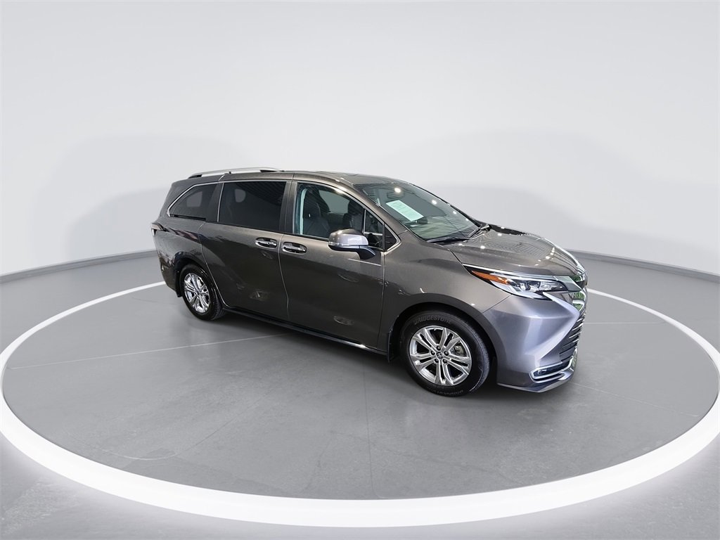 Used 2023 Toyota Sienna Platinum image 2