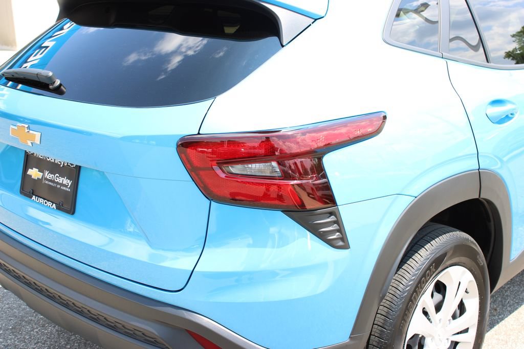 Certified 2025 Chevrolet Trax LS FWD image 27