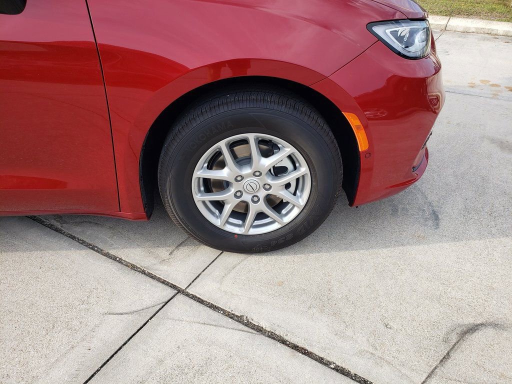 New 2026 Chrysler Pacifica Select image 8