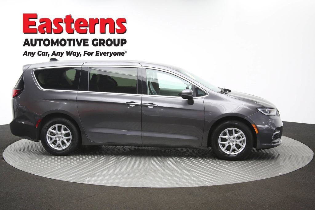 Used 2023 Chrysler Pacifica Touring-L FWD image 47