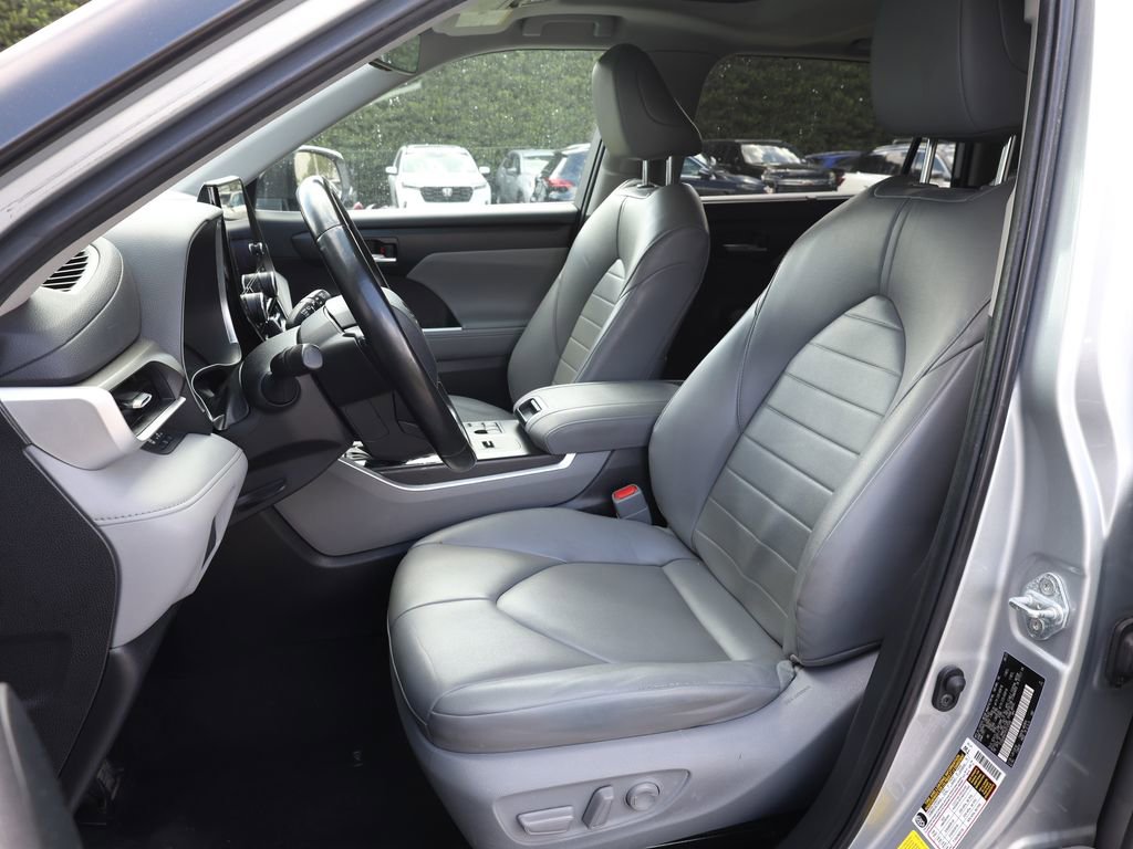 Used 2023 Toyota Highlander XLE FWD image 14