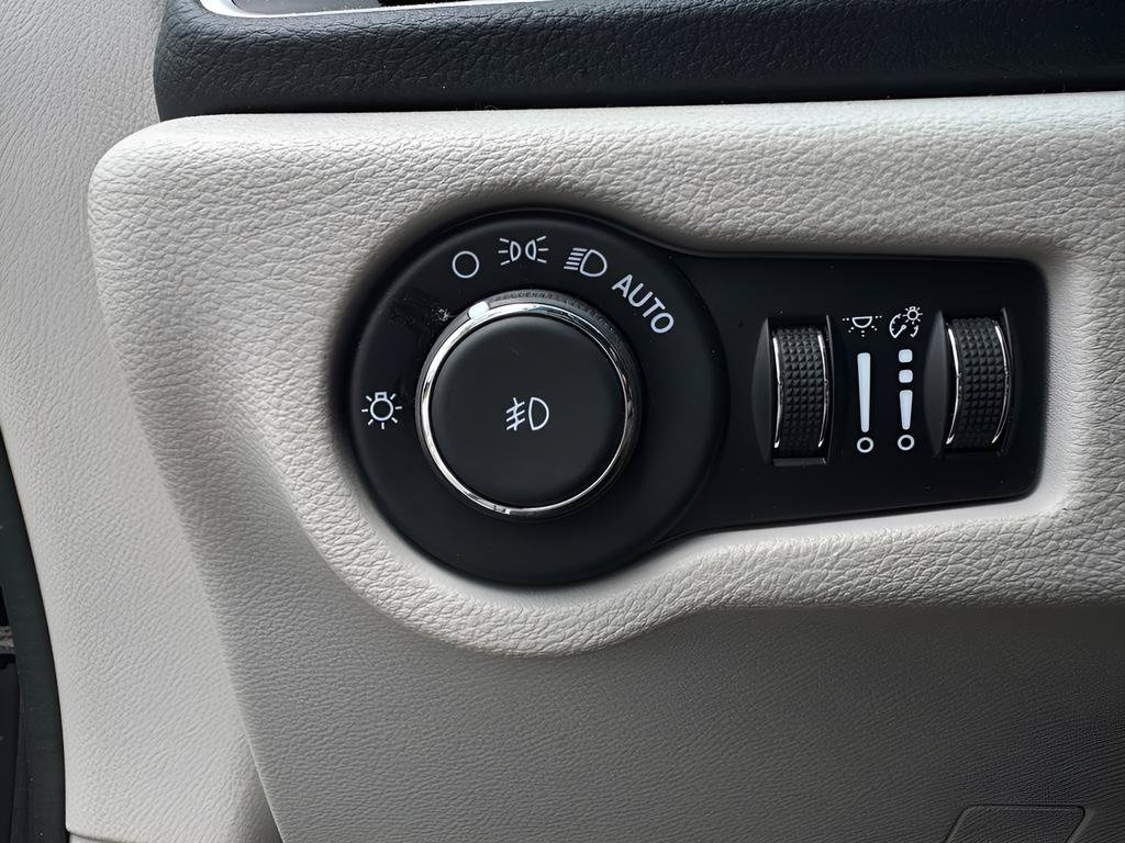 Used 2021 Chrysler Pacifica Touring-L FWD image 22