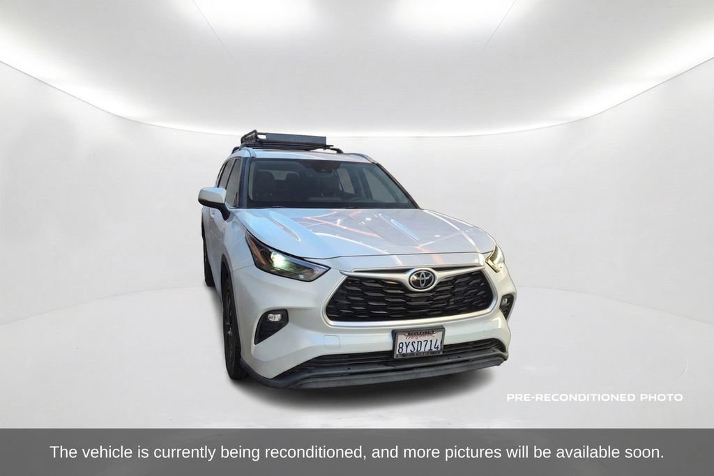 Used 2022 Toyota Highlander XLE FWD image 3