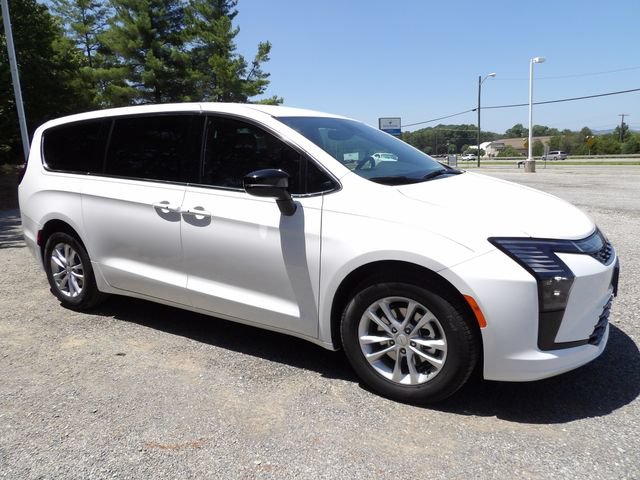 New 2027 Chrysler Pacifica Select FWD image 6