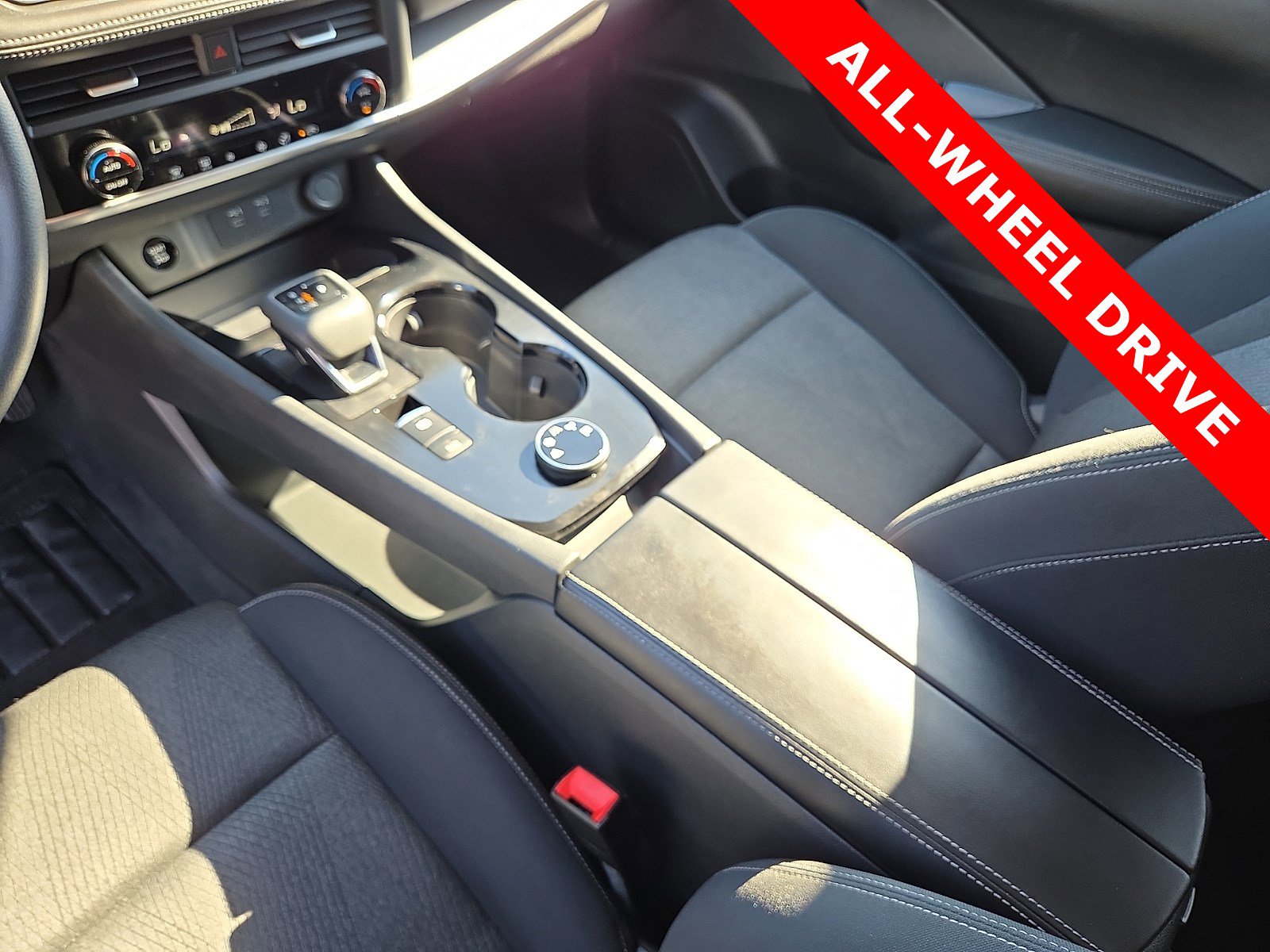 Used 2024 Nissan Rogue SV image 25