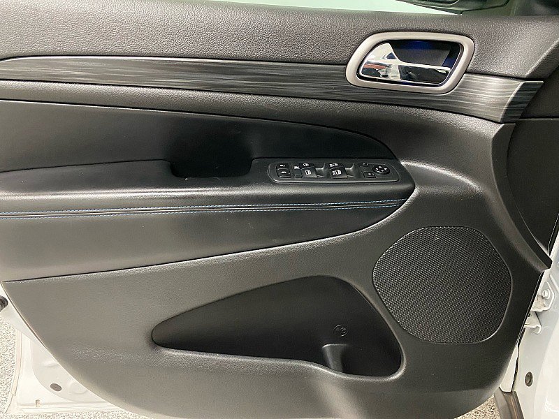 Used 2020 Jeep Grand Cherokee Laredo image 9