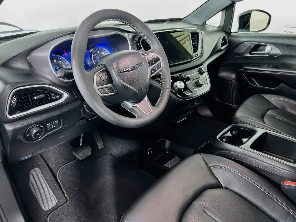 Used 2026 Chrysler Pacifica Select FWD image 10