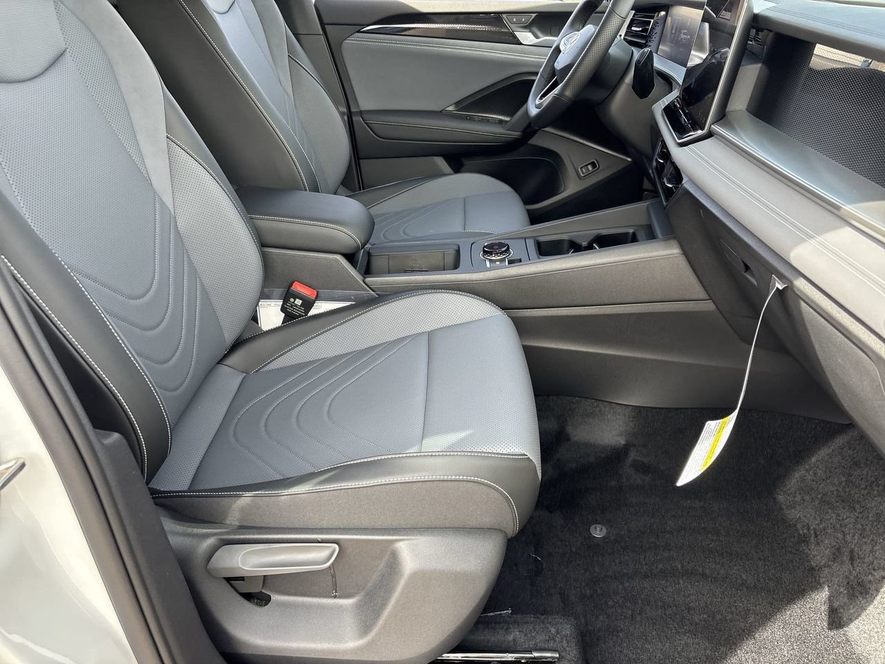 New 2026 Volkswagen Tiguan SE R-Line FWD image 8