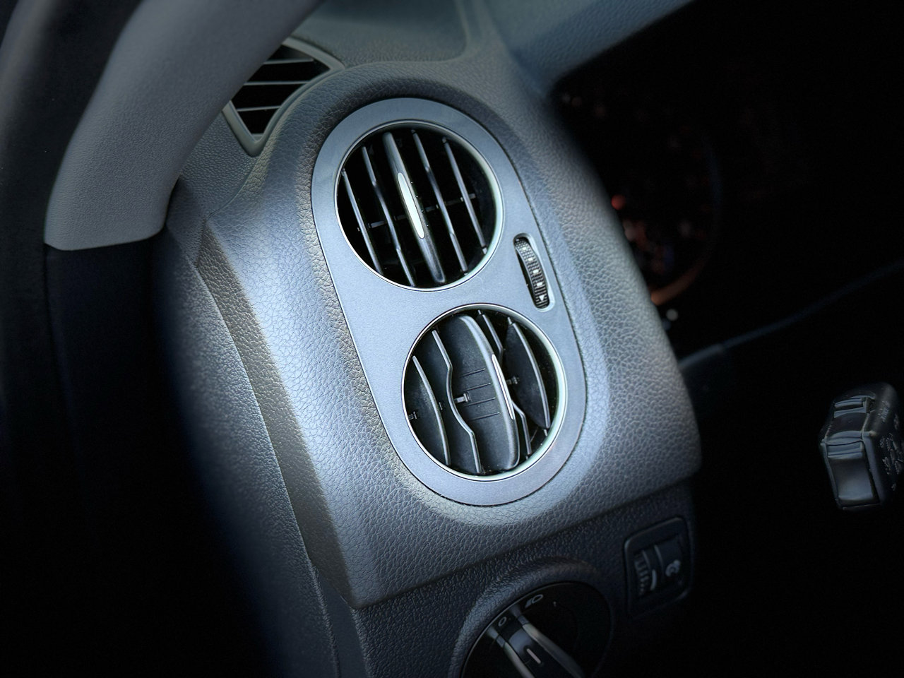 Used 2017 Volkswagen Tiguan Limited w/ Premium Package image 26