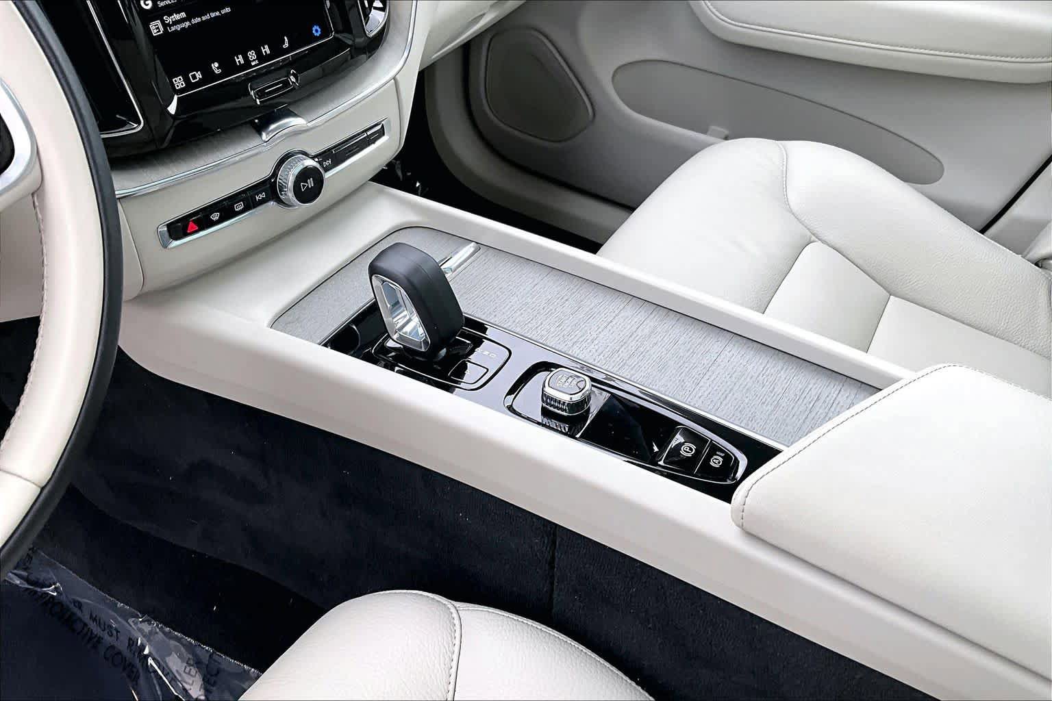 Certified 2023 Volvo XC60 B5 Plus w/ Climate Package image 16