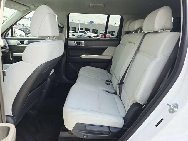 Used 2025 Hyundai Santa Fe SE FWD image 9