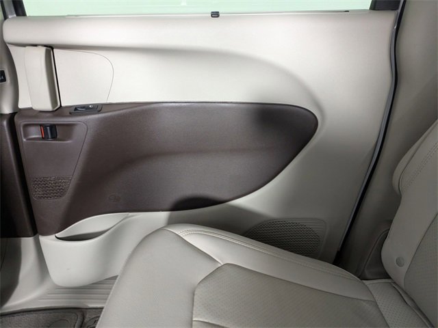 Used 2021 Chrysler Pacifica Touring-L image 29