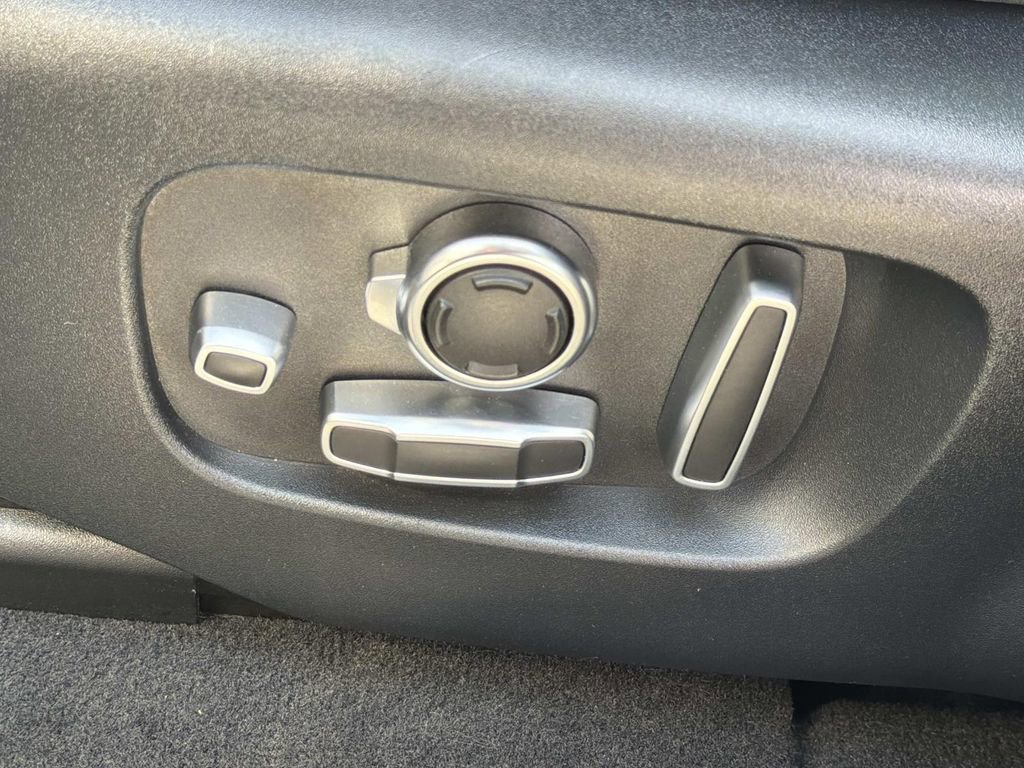 Used 2018 Land Rover Range Rover Velar R-Dynamic HSE image 21