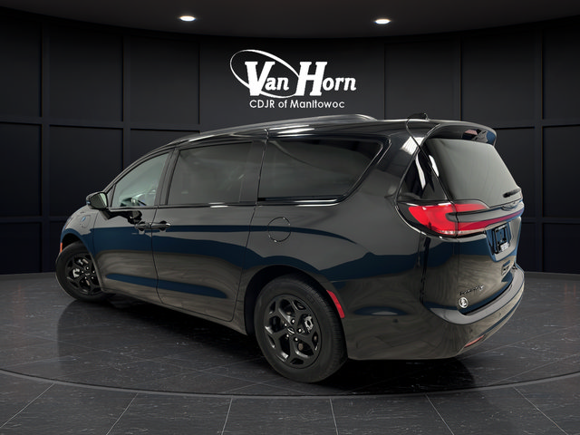 Used 2024 Chrysler Pacifica Premium FWD image 5