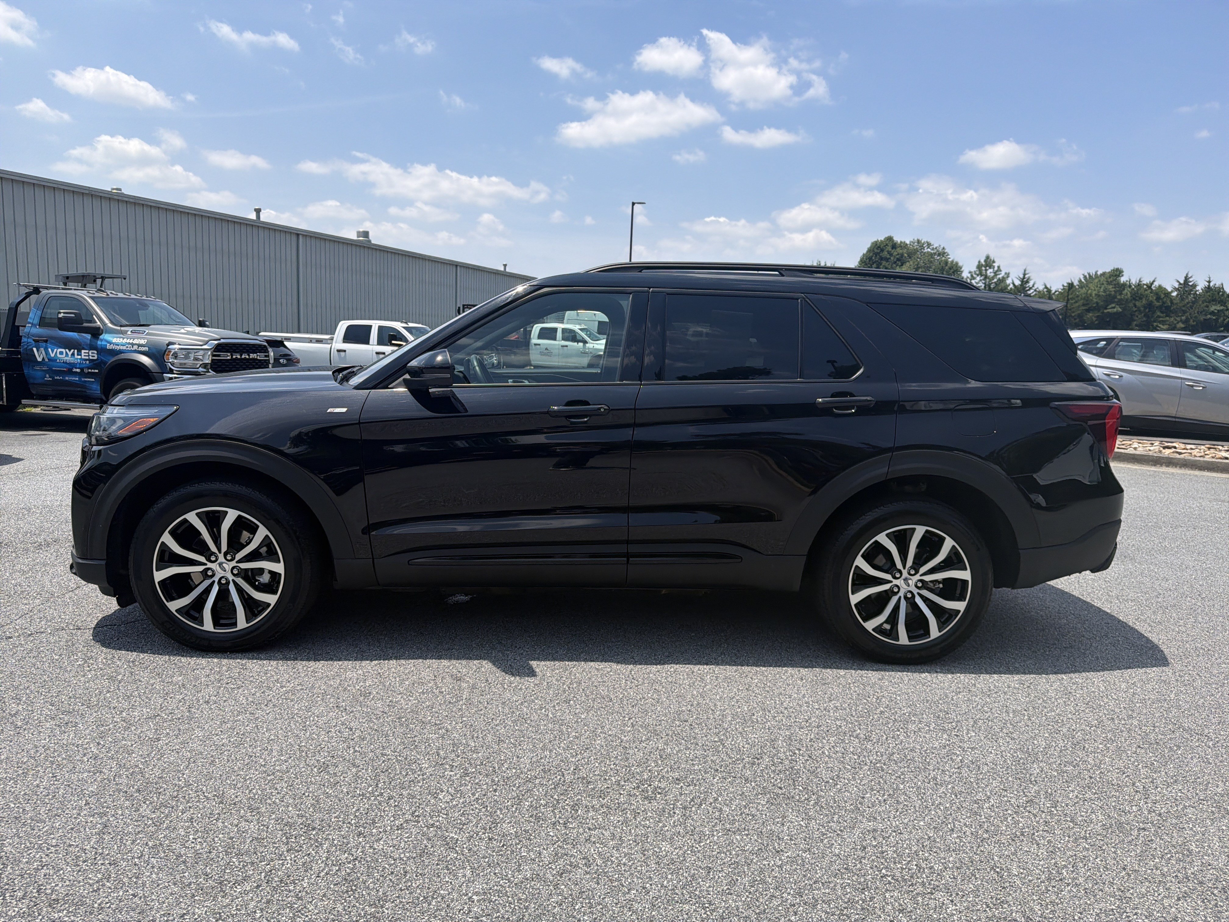 Used 2025 Ford Explorer ST-Line AWD/4WD image 4