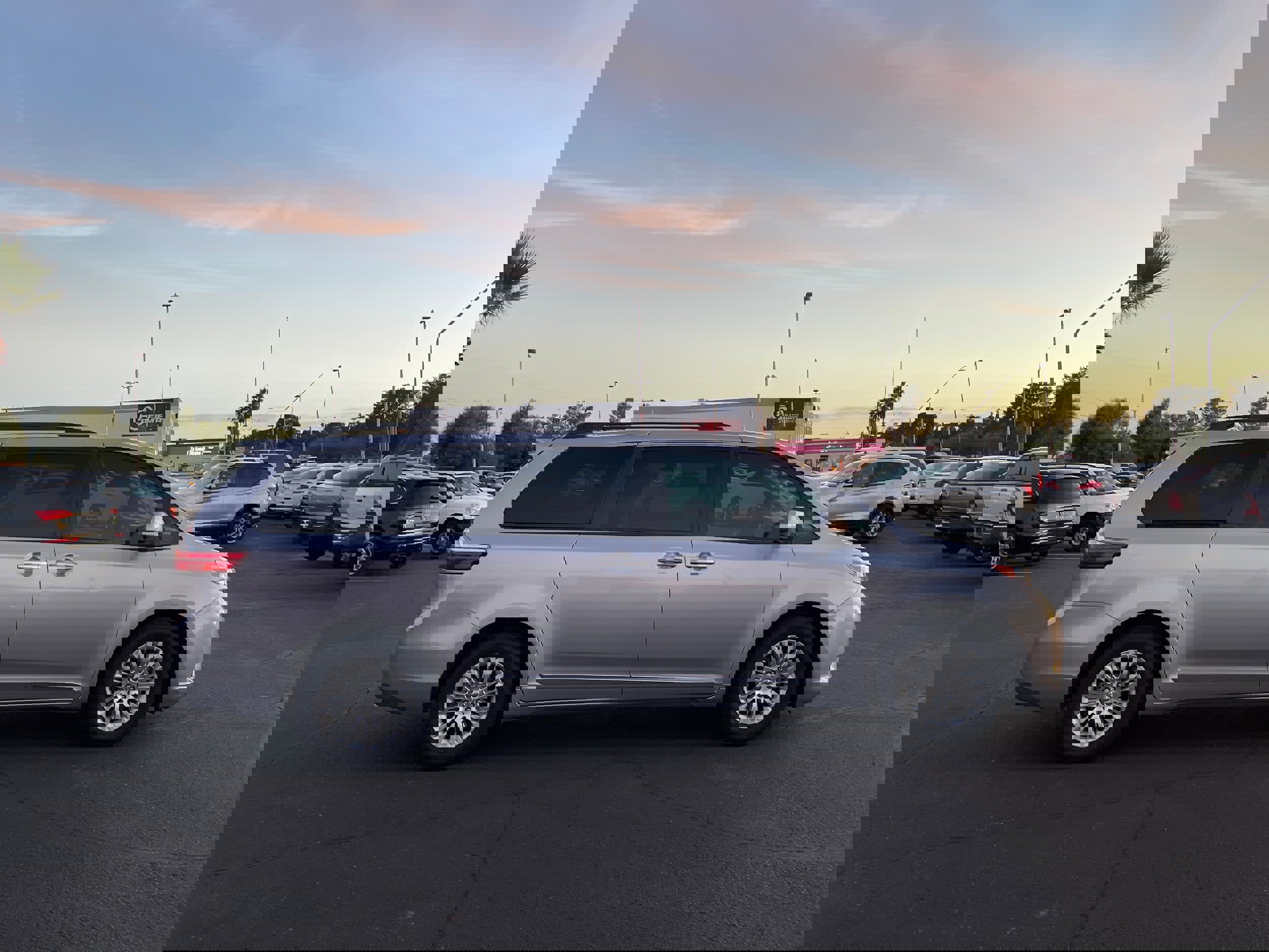 Used 2017 Toyota Sienna XLE image 6