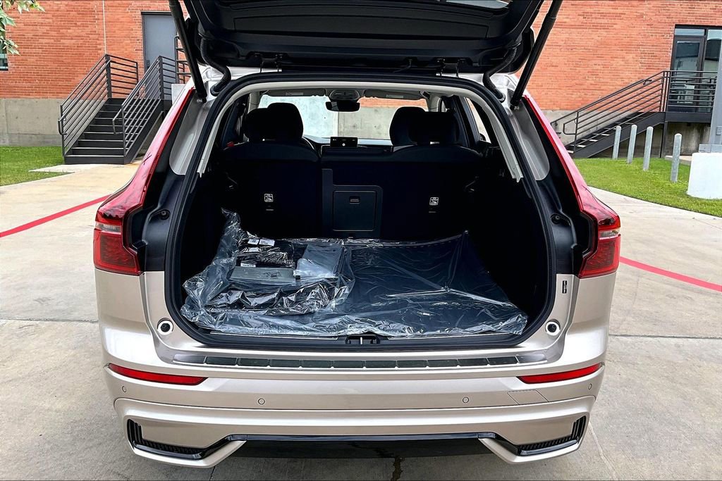 New 2026 Volvo XC60 B5 Plus w/ Protection Package Premier AWD/4WD image 45