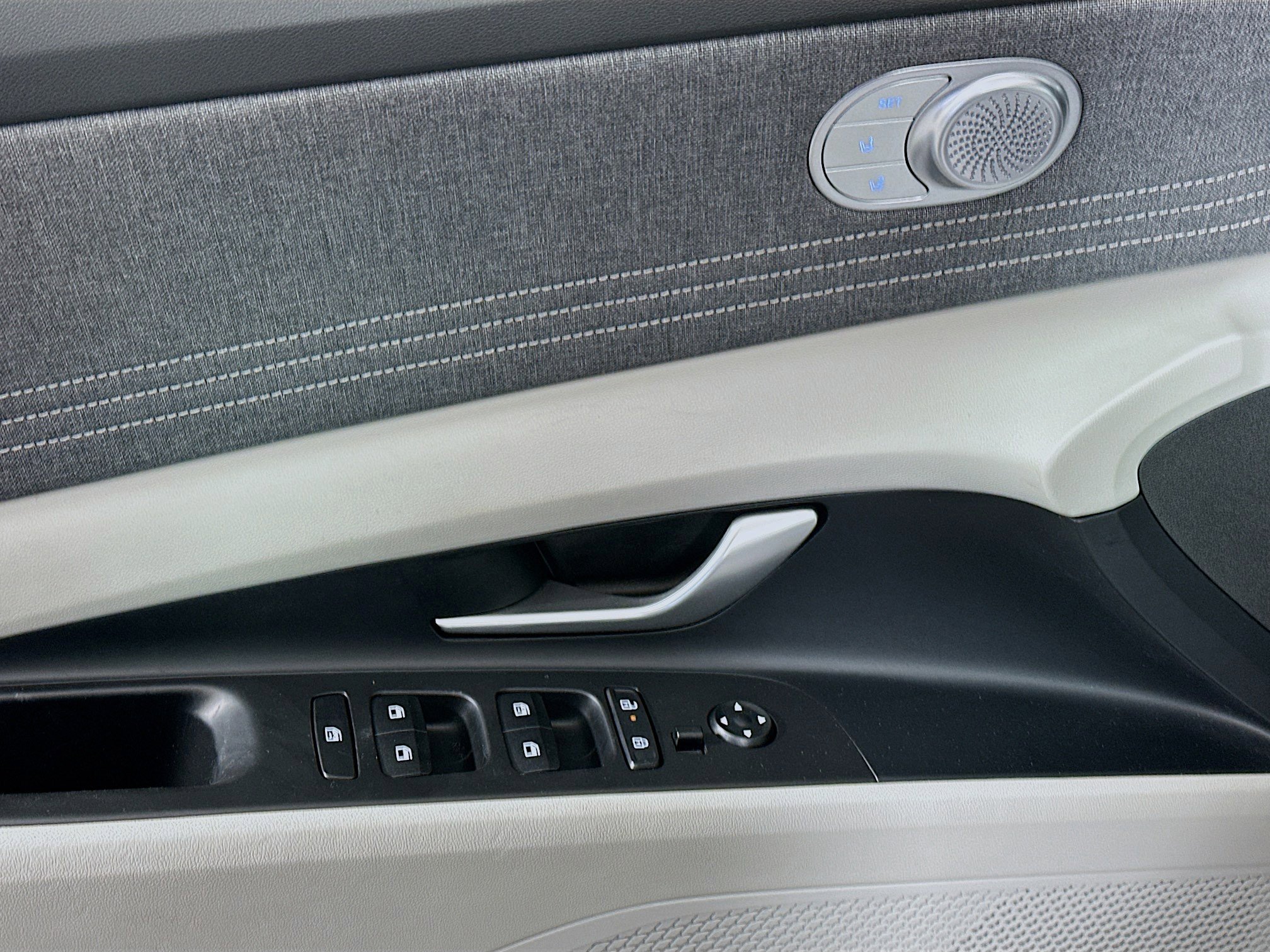 Used 2025 Hyundai Elantra Limited image 15