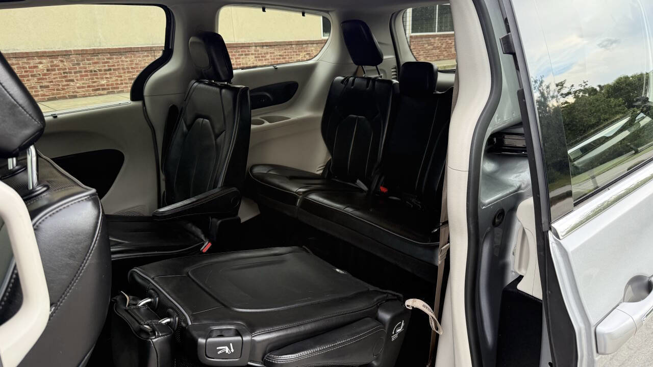 Used 2018 Chrysler Pacifica Limited image 14