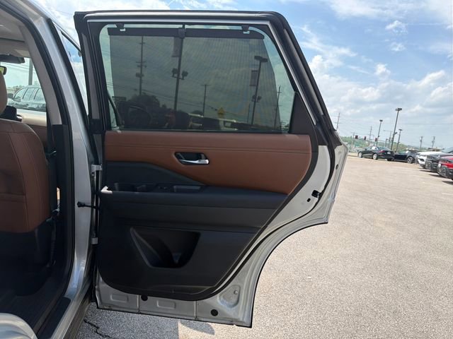 Used 2025 Nissan Pathfinder Platinum w/ Cargo Package image 32