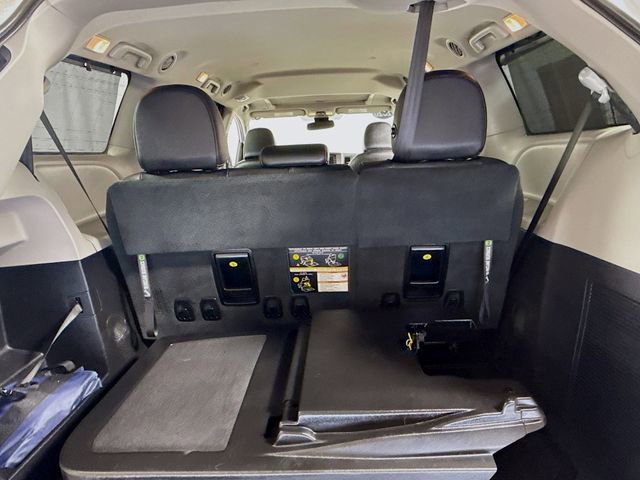 Used 2020 Toyota Sienna SE w/ SE Preferred Package FWD image 33