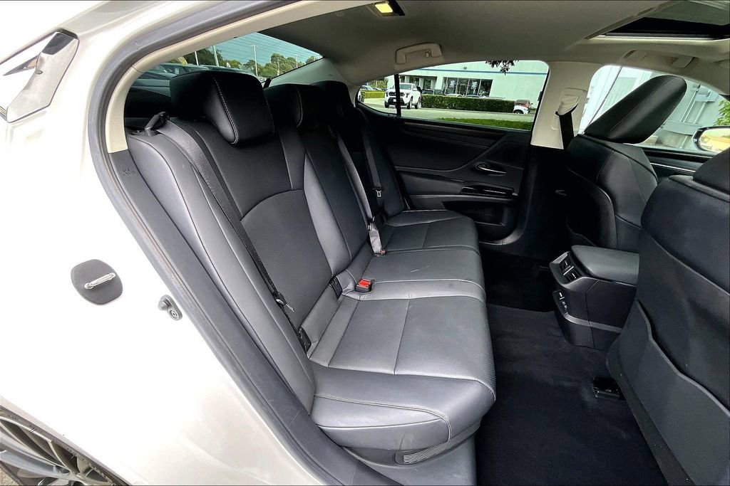 Used 2025 Lexus ES 300h w/ Premium Package FWD image 25