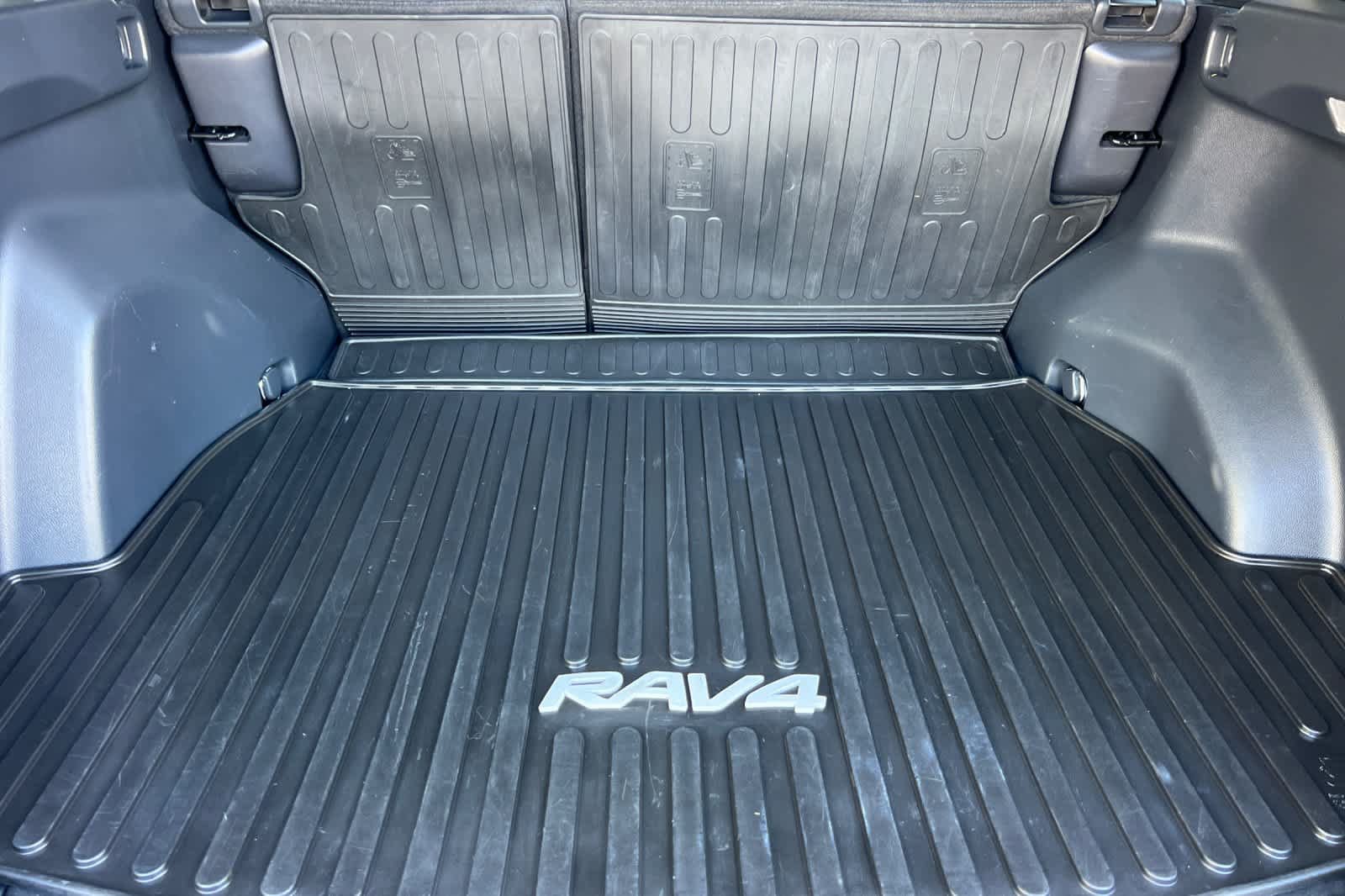 Used 2020 Toyota RAV4 XSE w/ XSE Grade Weather Package AWD/4WD image 16