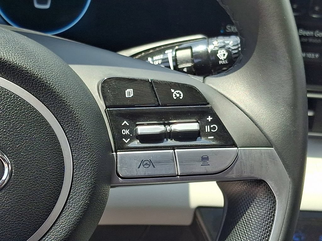 Certified 2022 Hyundai Elantra Limited w/ Preferred Accessory Package FWD image 24