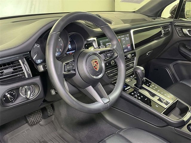 Certified 2025 Porsche Macan image 15
