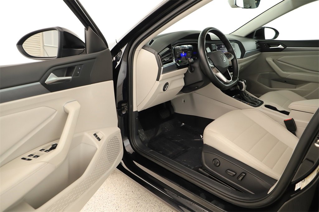 Used 2023 Volkswagen Jetta SE image 14