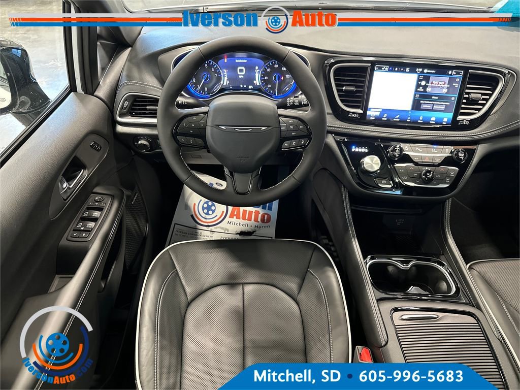 New 2027 Chrysler Pacifica Limited AWD/4WD image 25