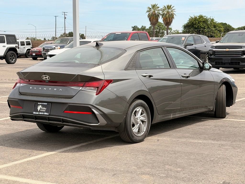 New 2026 Hyundai Elantra SE FWD image 4