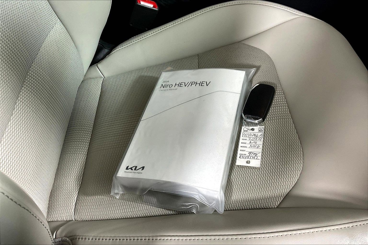 Used 2024 Kia Niro EX image 34