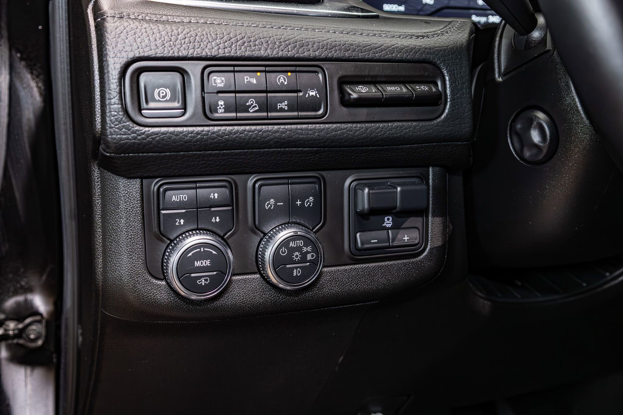 Used 2024 GMC Yukon XL Denali w/ Denali Reserve Package image 17