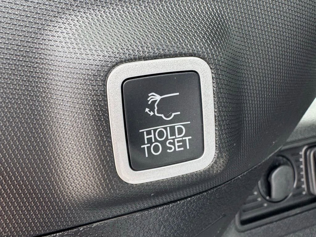 New 2025 Jeep Grand Cherokee Altitude image 8