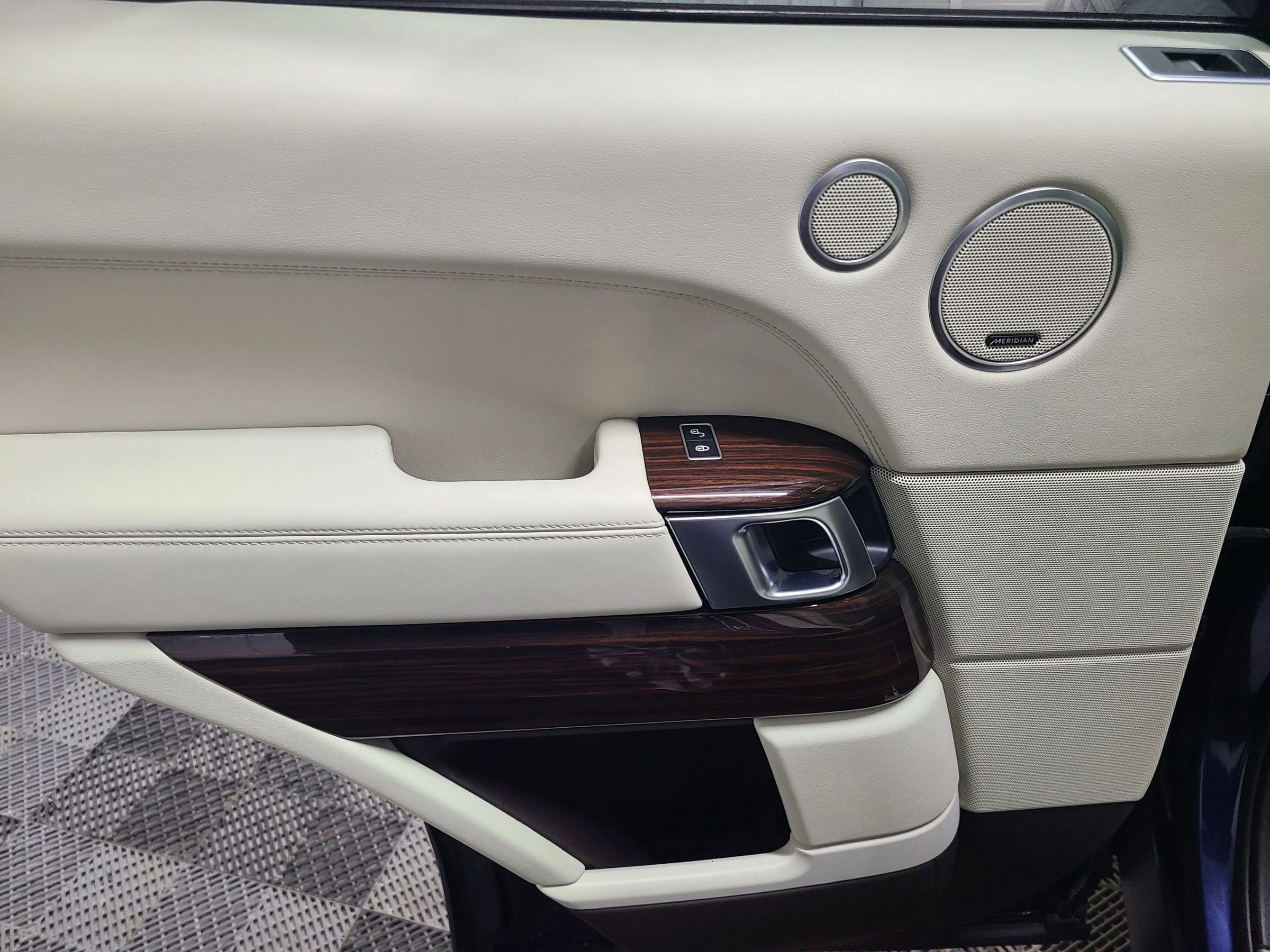 Used 2016 Land Rover Range Rover HSE image 36