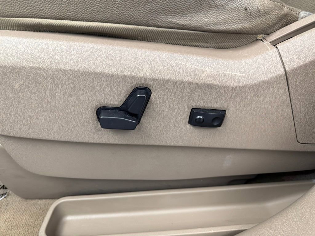 Used 2016 Chrysler Town & Country Touring-L image 36