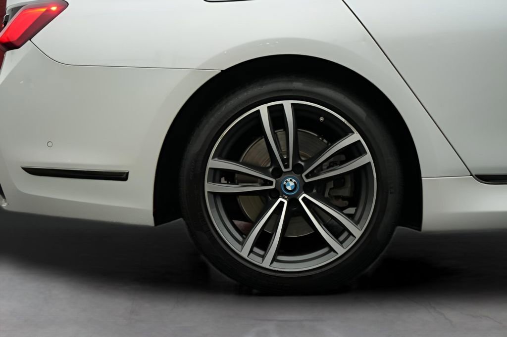 Used 2022 BMW 745e xDrive w/ M Sport Package image 11