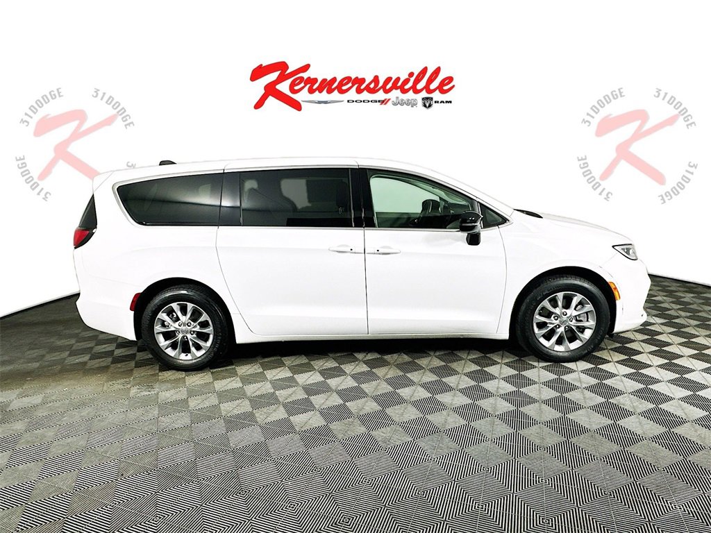 Used 2024 Chrysler Pacifica Touring-L image 8