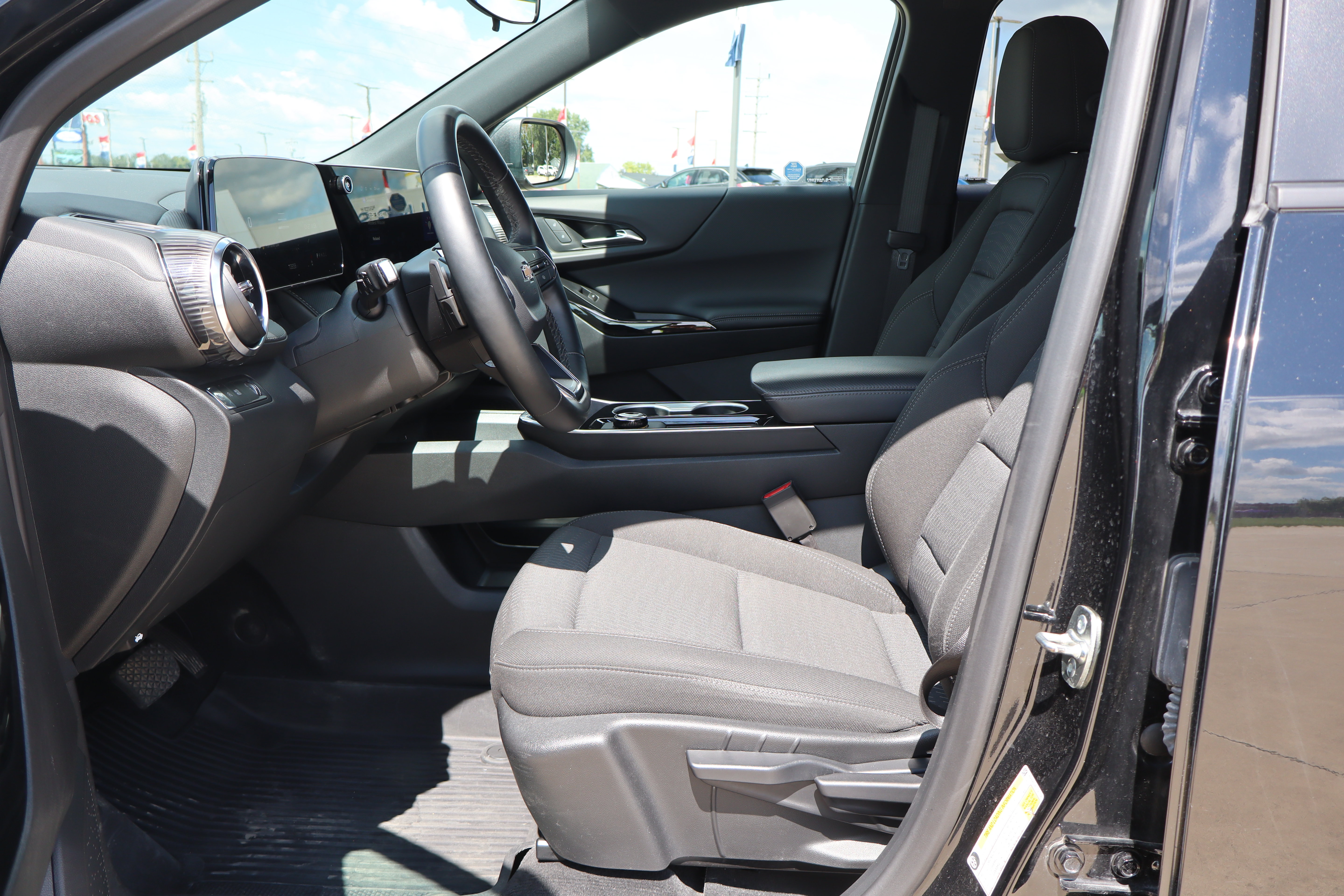 Used 2026 Chevrolet Equinox LT w/ LPO, Floor Liner Package FWD image 9