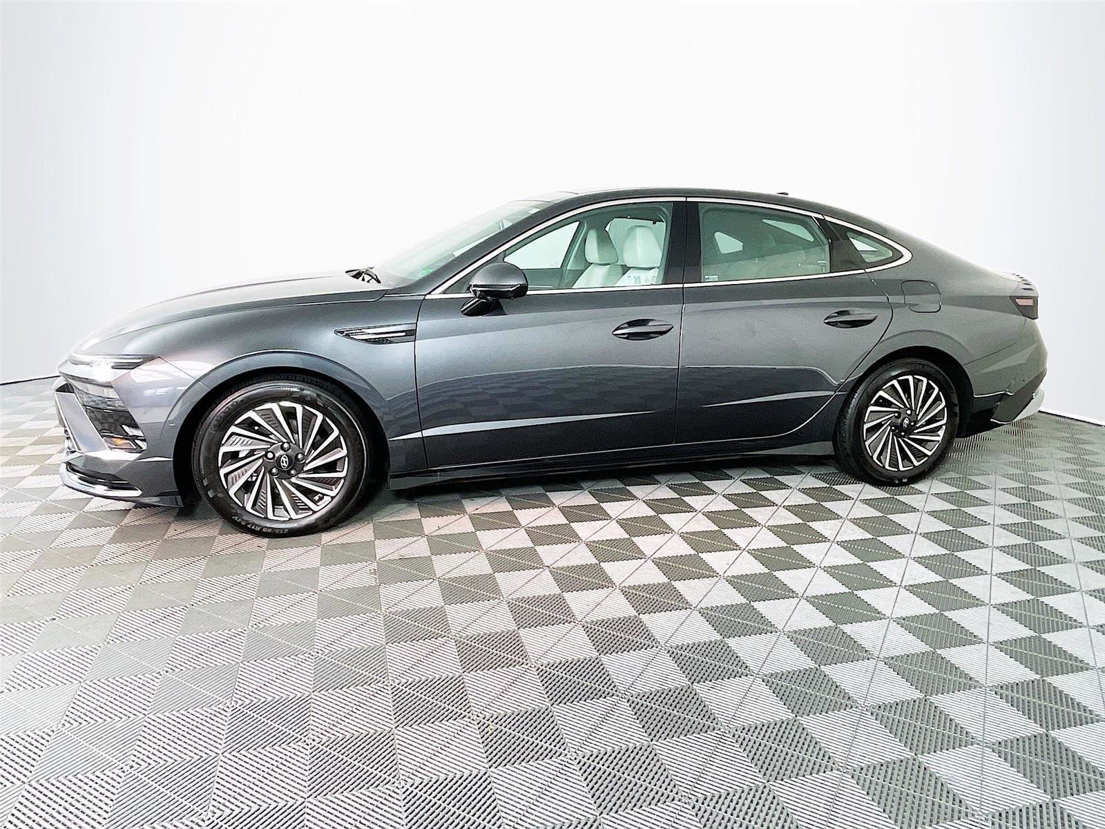 Used 2025 Hyundai Sonata Limited image 4